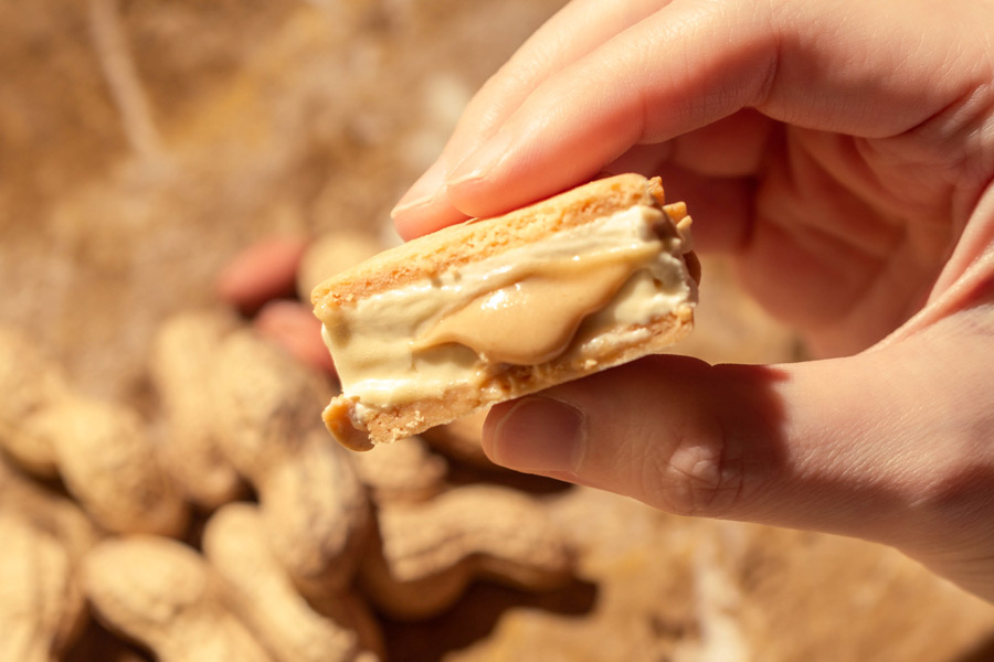 とろりとクリームがたれる、ドレのバターサンド