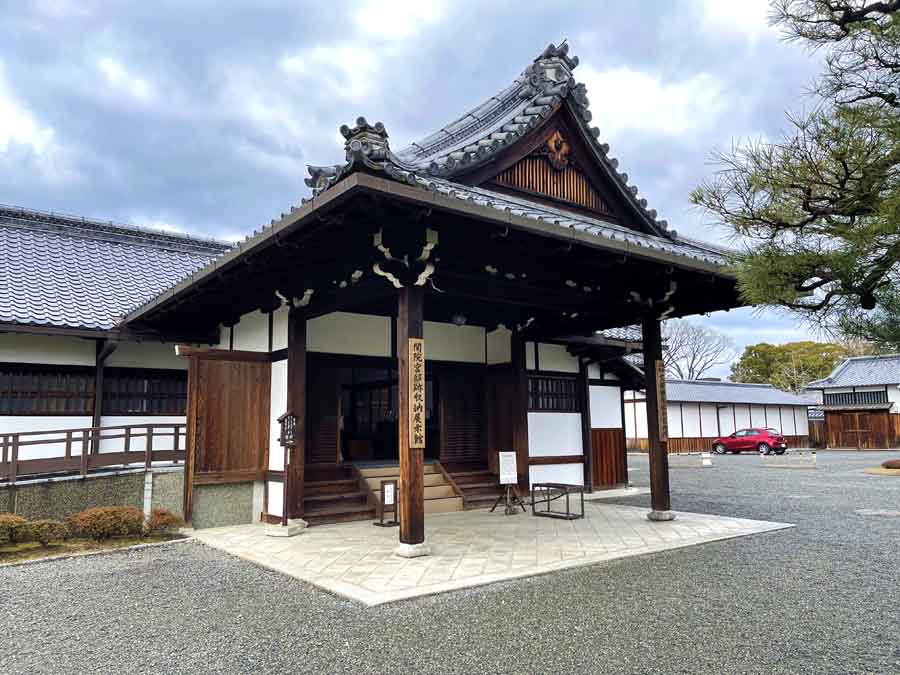 京都御苑の閑院宮邸跡にある案内所