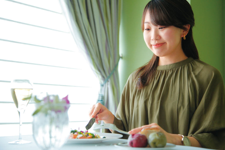 ホテル最上階でソロ活！神戸の夜景とフレンチフルコースを気兼ねなく楽しめる企画が登場