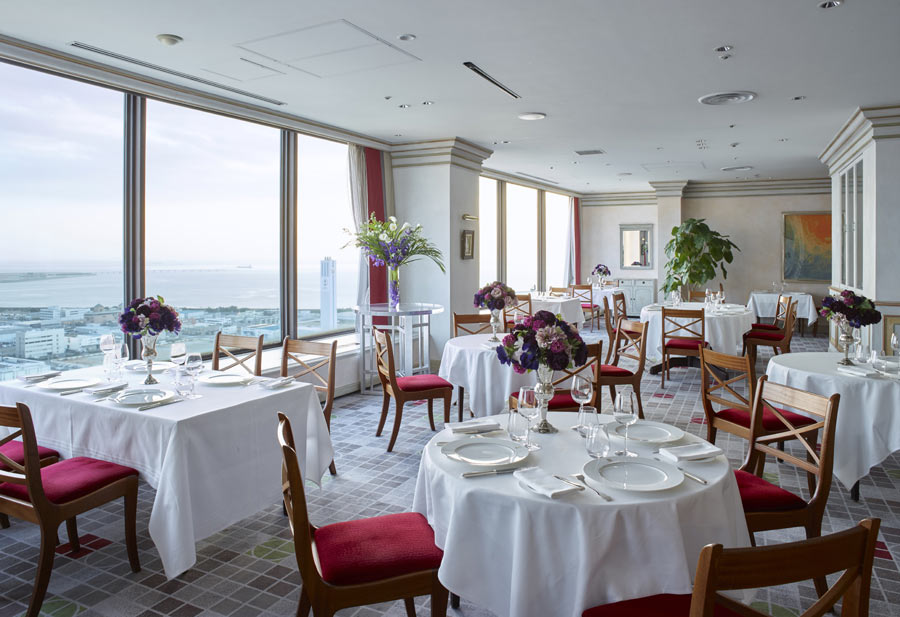 神戸ポートピアホテルのフレンチレストランの店内