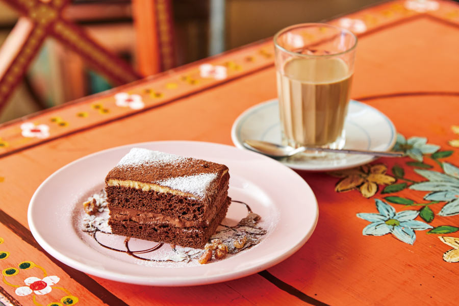 「チャイ」580円、「ゴータマショコラ」600円（セットなら980円）。スパイシーなチャイが好きな人は「マサラチャイ」600円がおすすめ。