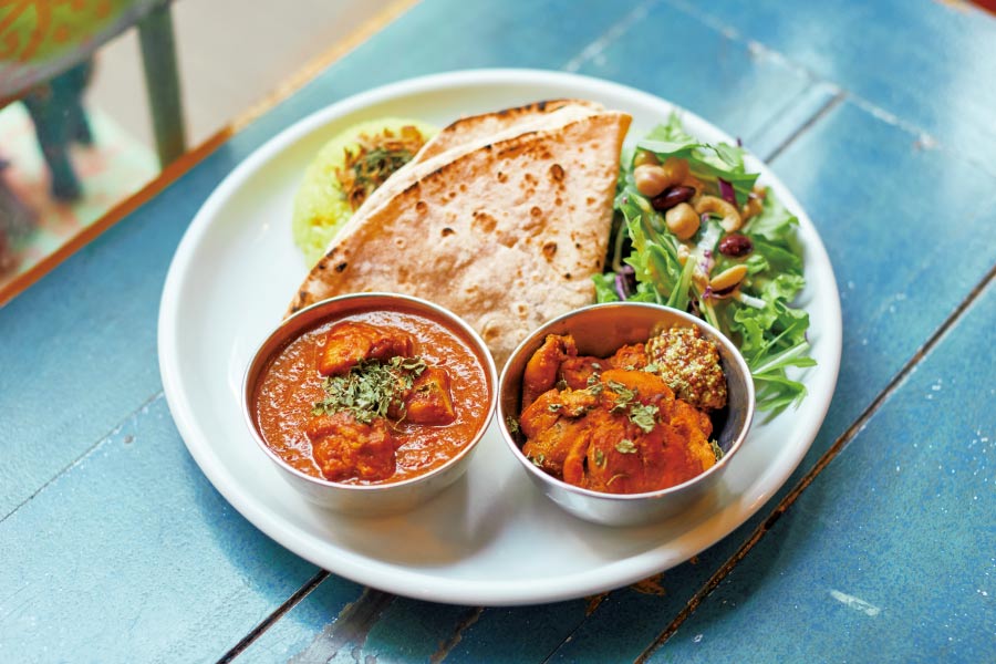 バターチキンカレーにタンドリーチキン、ターメリックライス、サラダ、チャパティがついた「タンドリーチキンチャパティセット」1,480円。