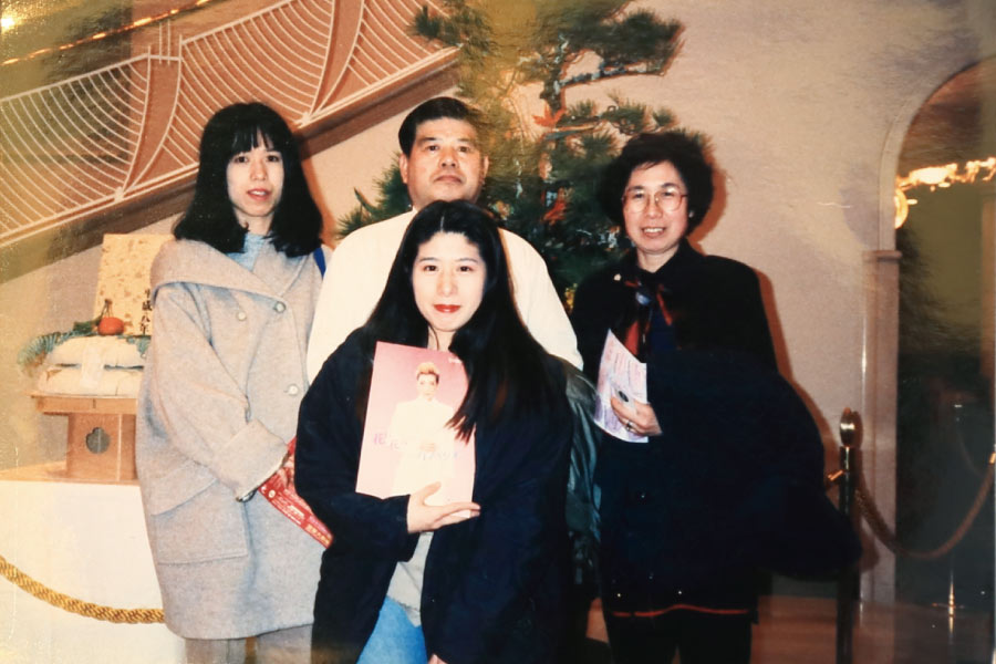 歌劇ファンの母娘3人、父を誘い出して家族みんなで観劇した大切な写真。