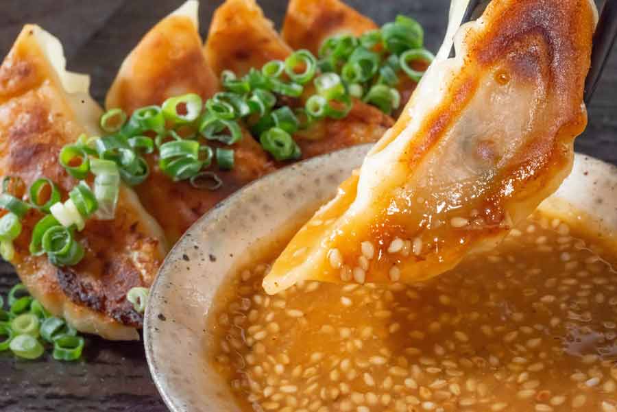 リュウジが考案した餃子とつけダレ