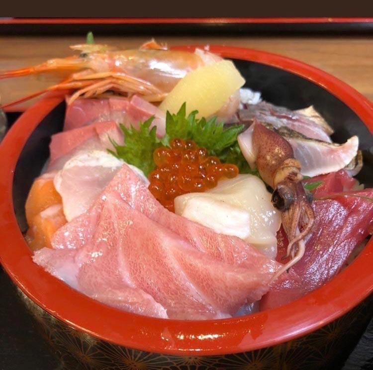 銀蔵の鮮度抜群な海鮮丼
