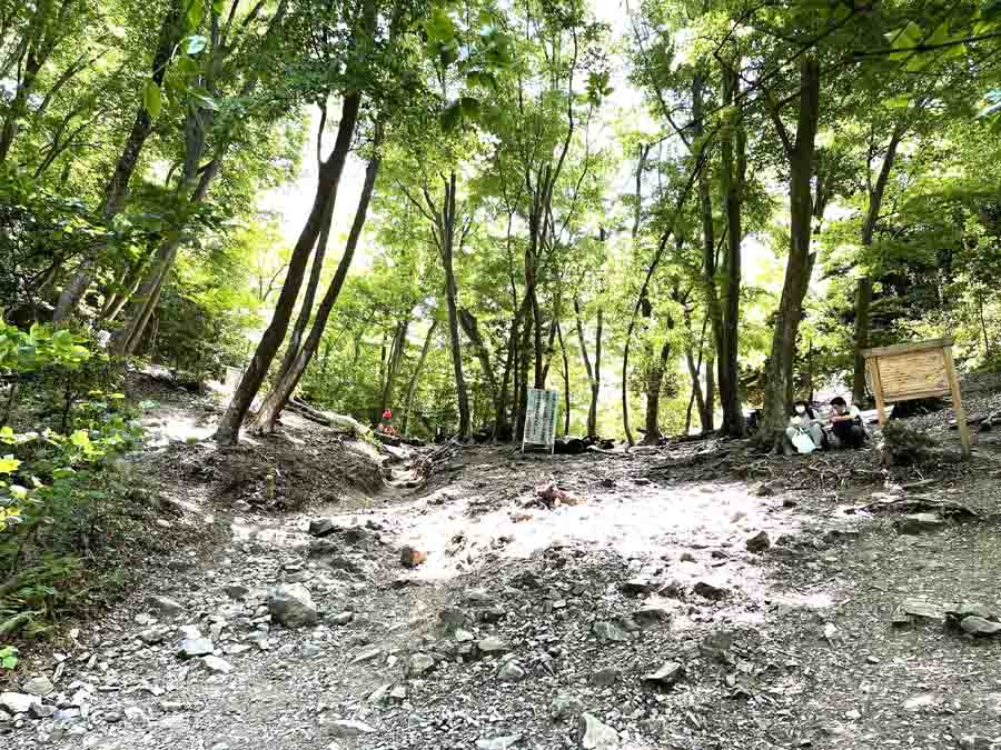 大文字山王道ルートの最初の休憩所