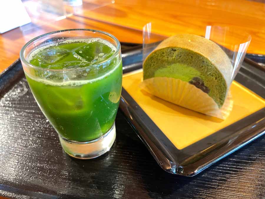 檜垣茶寮のスイーツセット。抹茶ロールケーキとグリーンティー