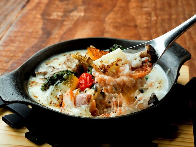 熱々ドリアをフォークで食べる