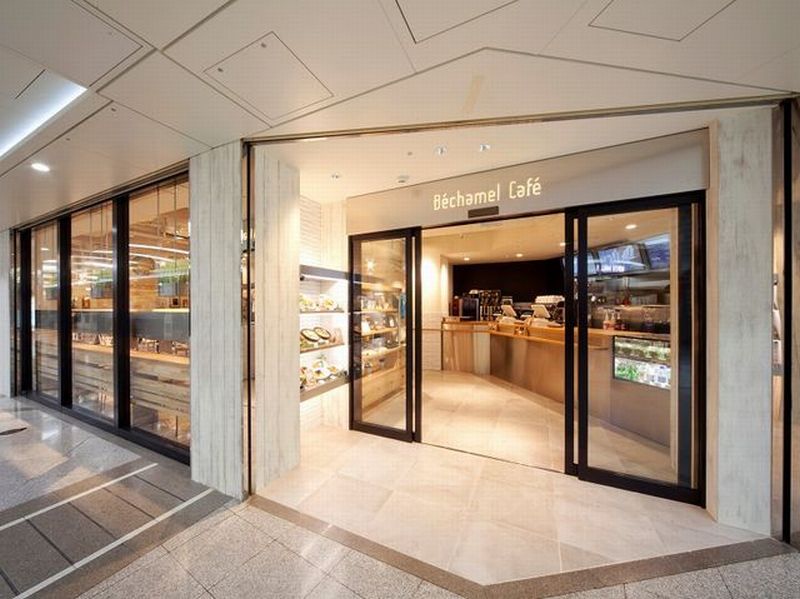 ベシャメルソースをイメージした白を基調にしたお店