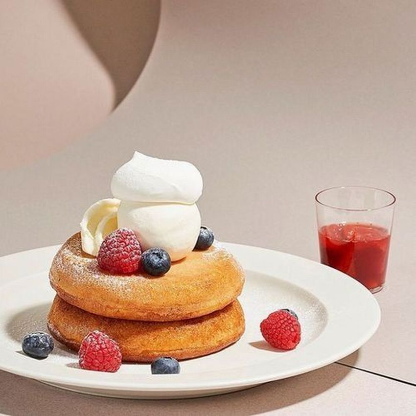 フルーツやクリームいっぱいのパンケーキ