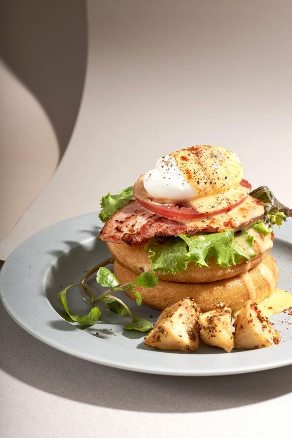 食事系のパンケーキエッグベネディクトもおすすめ