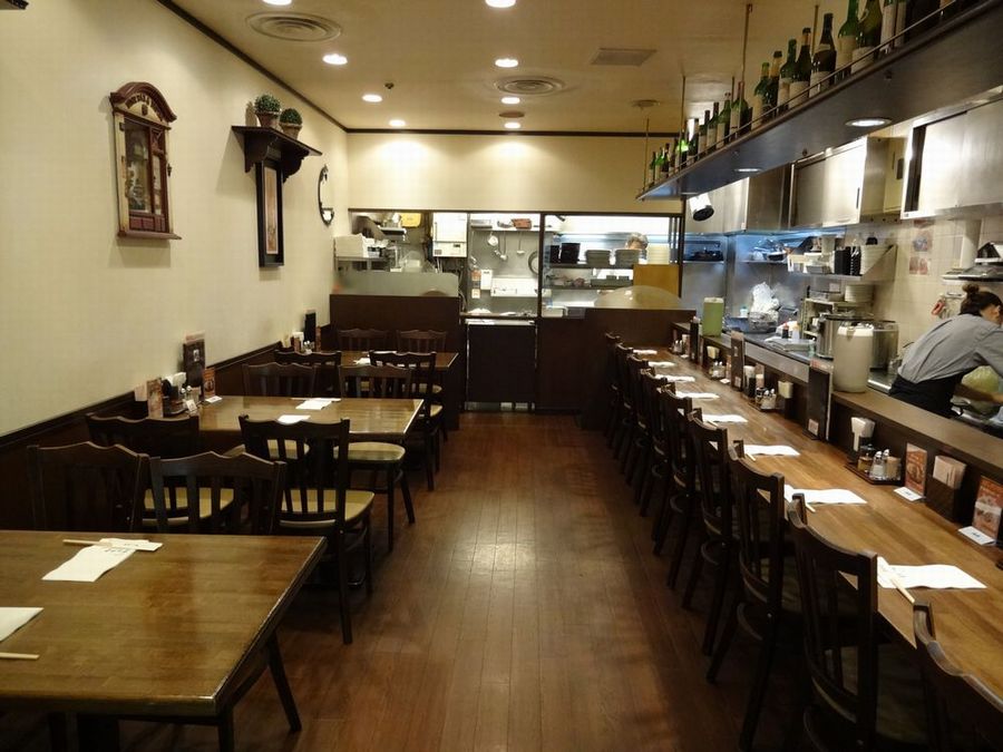 落ち着いた色調のインテリアの心地よい店内