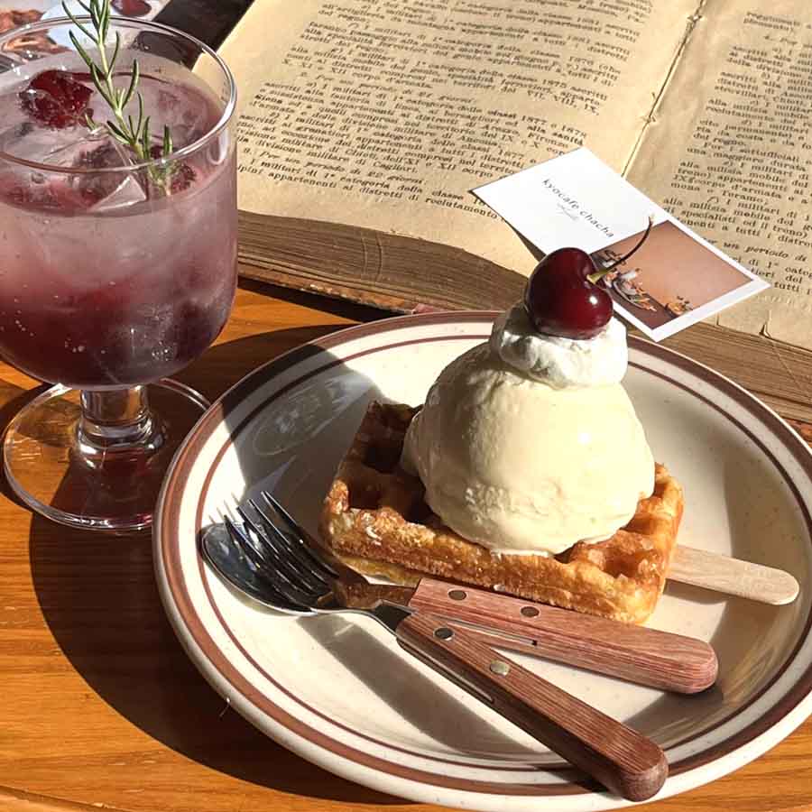 京カフェちゃちゃのチェリーワッフルアイス