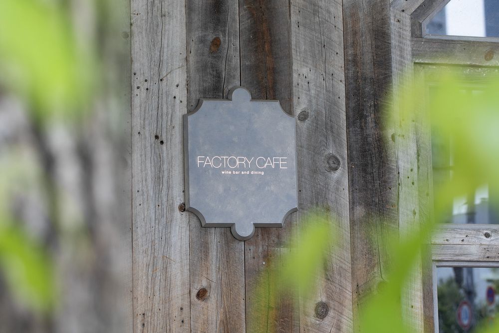 ファクトリーカフェのサインもおしゃれ！