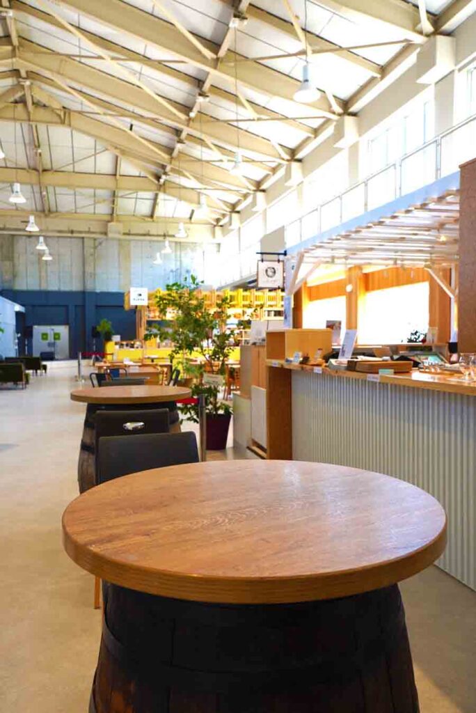 元体育館を利用したフードホール