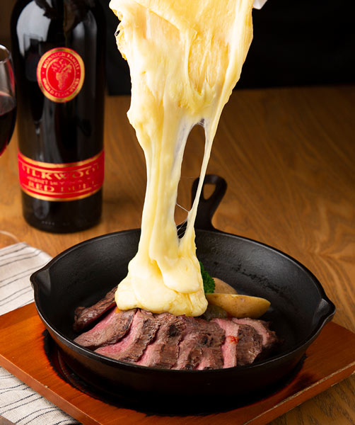 ラクレットチーズがとろりと垂れるラクレのランチ