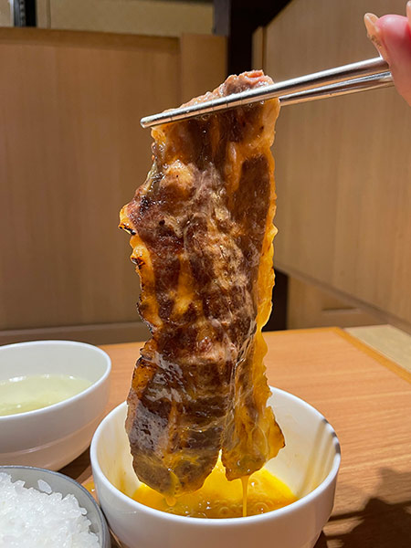 カルビ焼き肉を卵にからませる