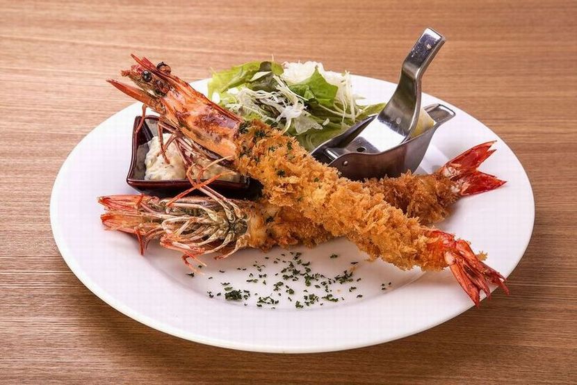 有頭エビを使った食べ応えのある大きなエビフライ
