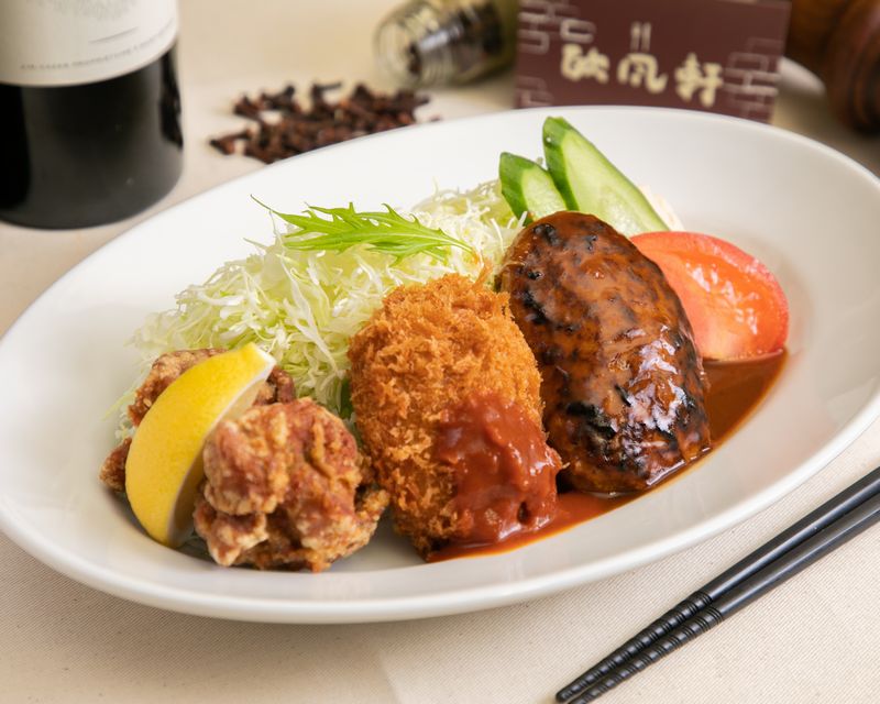 ハンバーグ、空揚げ、カニクリームコロッケのお店の人気メニュー