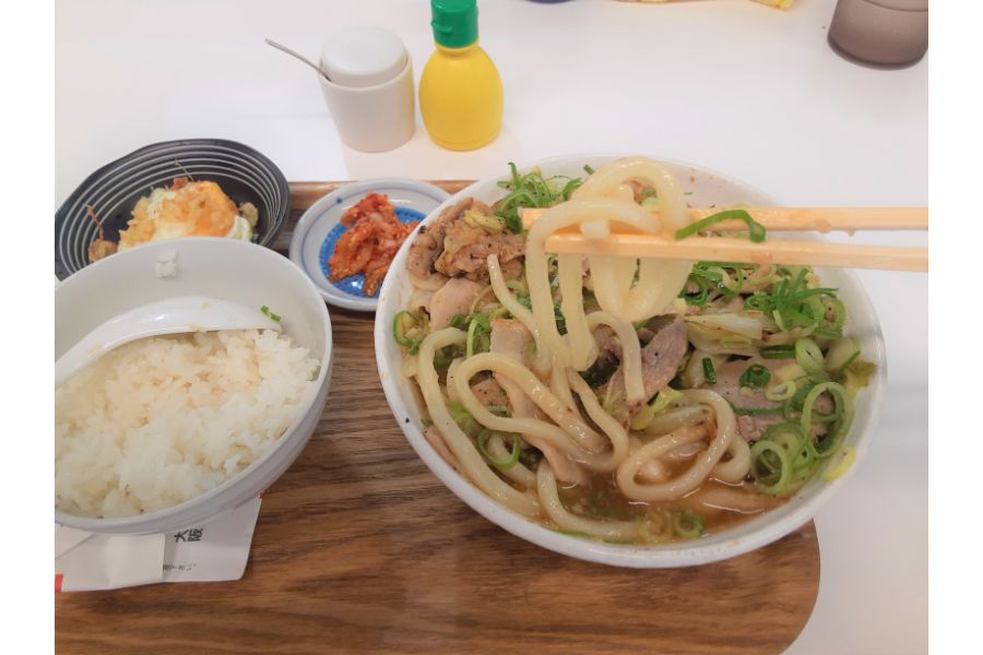 ホルモン千葉大阪梅田の肉うどんランチ
