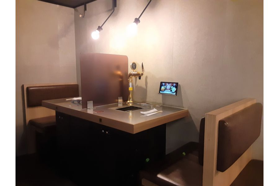 ひとりカルビ1965のテーブル席