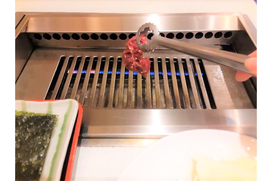 ロースターで自分好みにお肉を焼ける