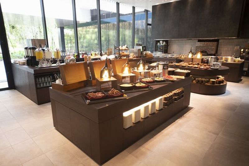 大きな窓が開放的なヴェルデカッサ店内