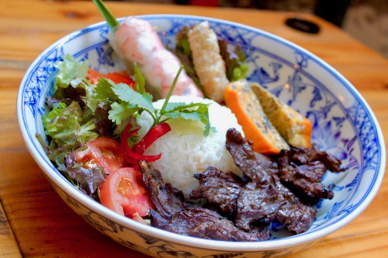 ベトナム料理を色々楽しめるプレートランチ