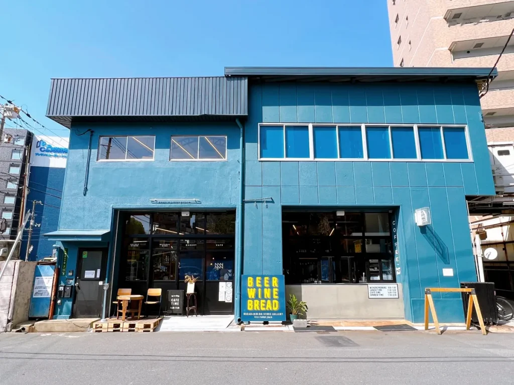 KNOTMARKETPLACEの水色の外観