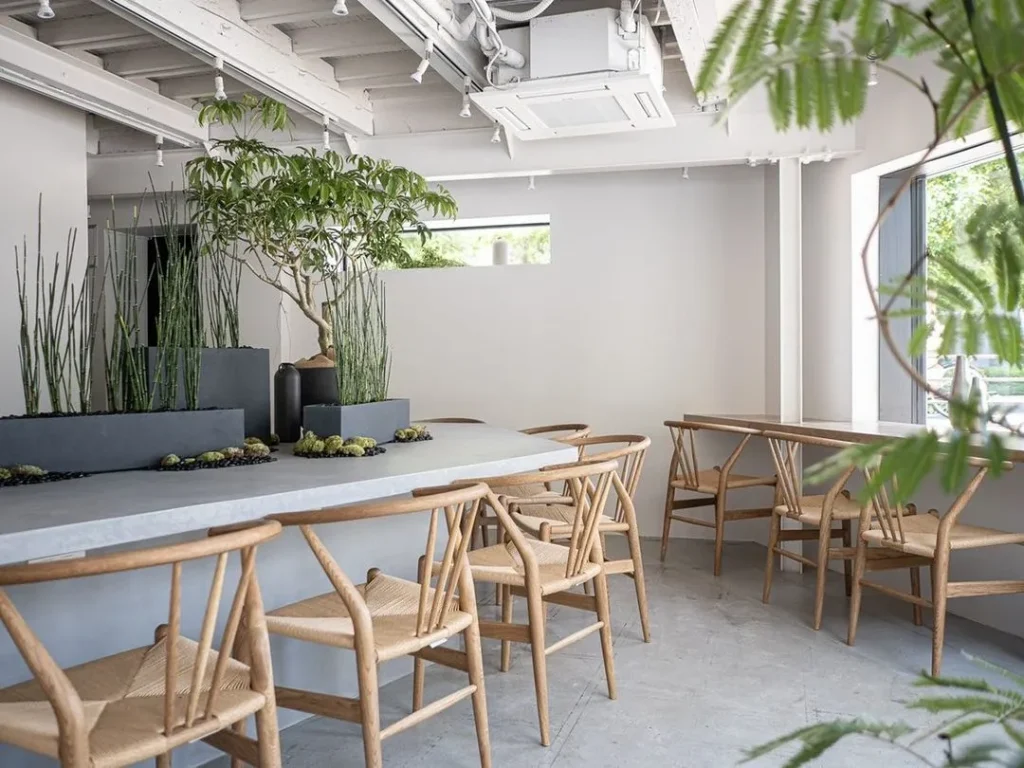 グリーンに囲まれる中津カフェチハルの内観