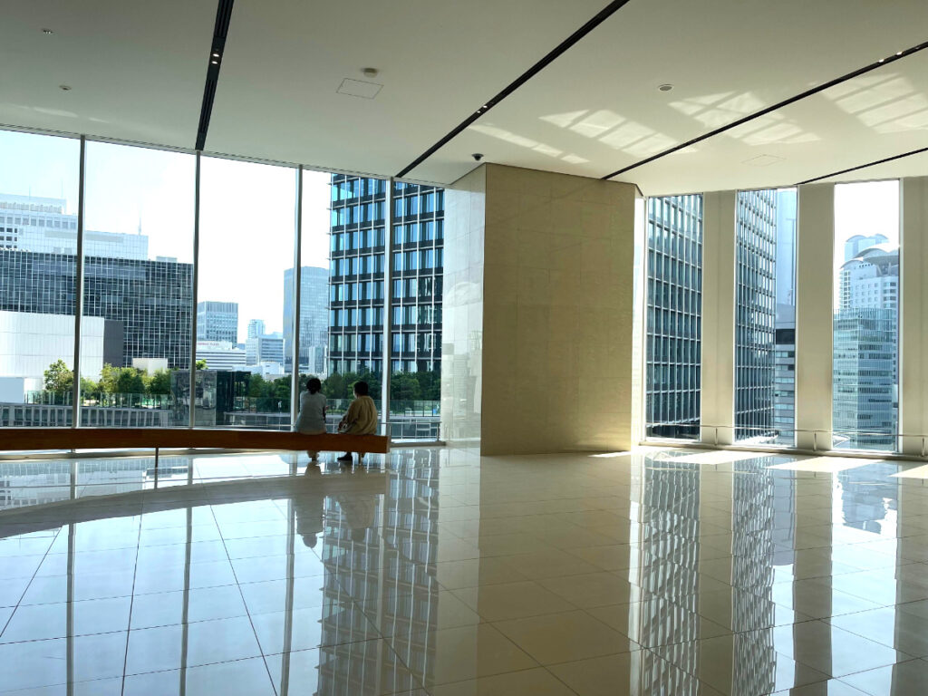 グランドビルのタリーズコーヒーまでのエントランス