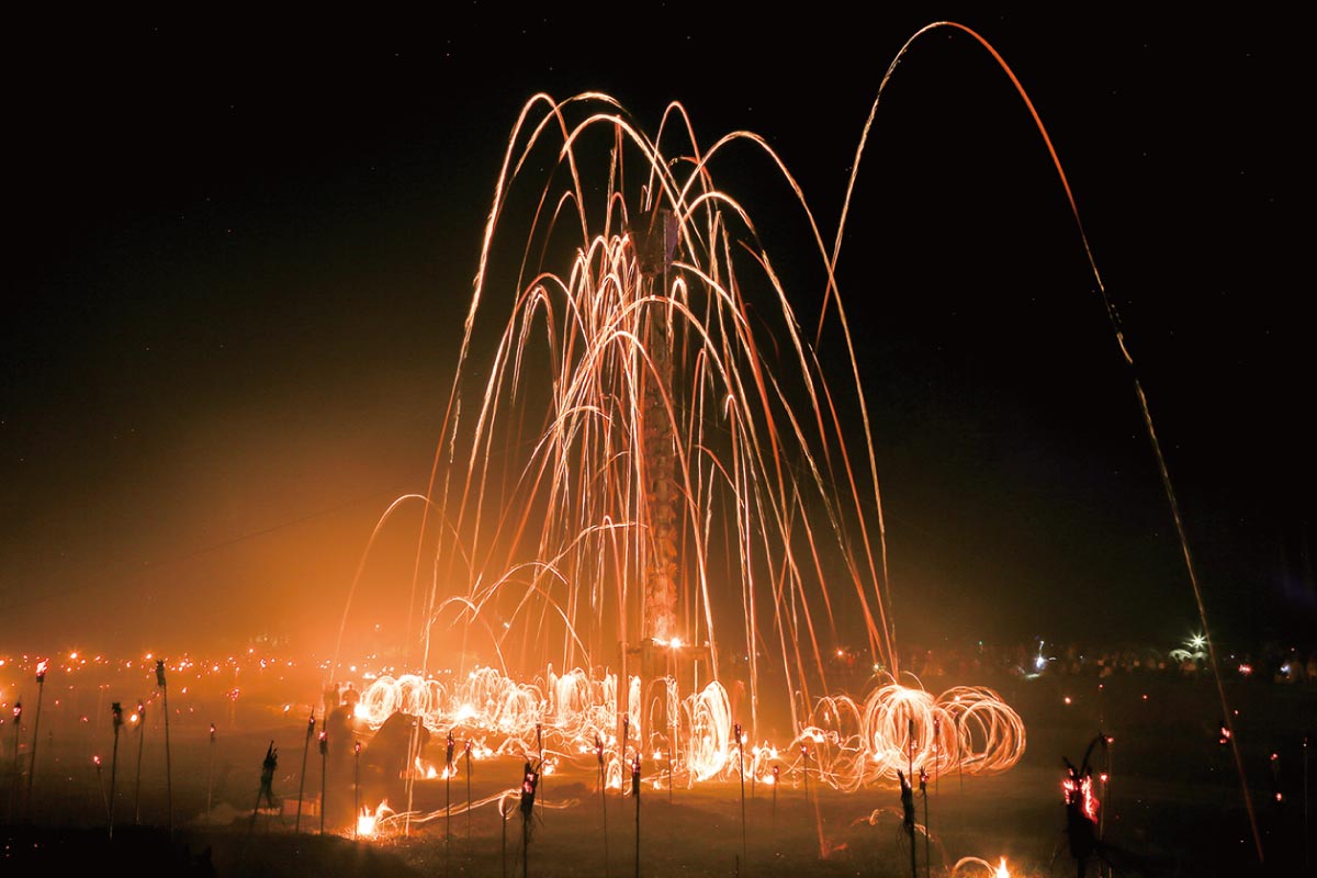 京都・洛北の火の神事「松上げ」観賞バスツアー開催！乗車券が抽選で当たるTOKK読者プレゼントも
