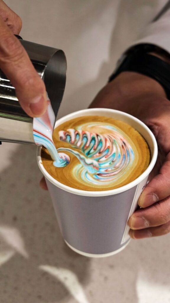 ラテアートの世界チャンピオンの神業