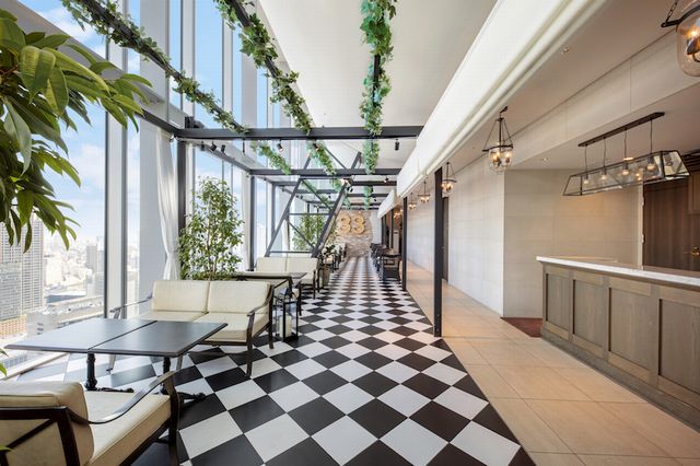 天空のテラス席のような明るい空間