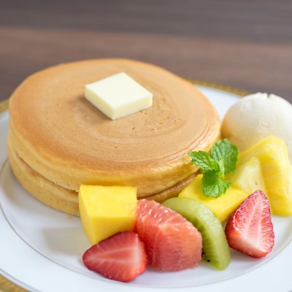 丸福珈琲店のホットケーキ季節のフルーツ添え