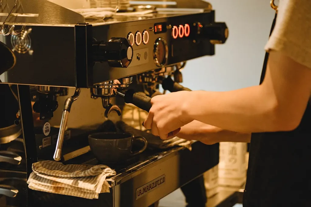 コーヒーを入れる手元