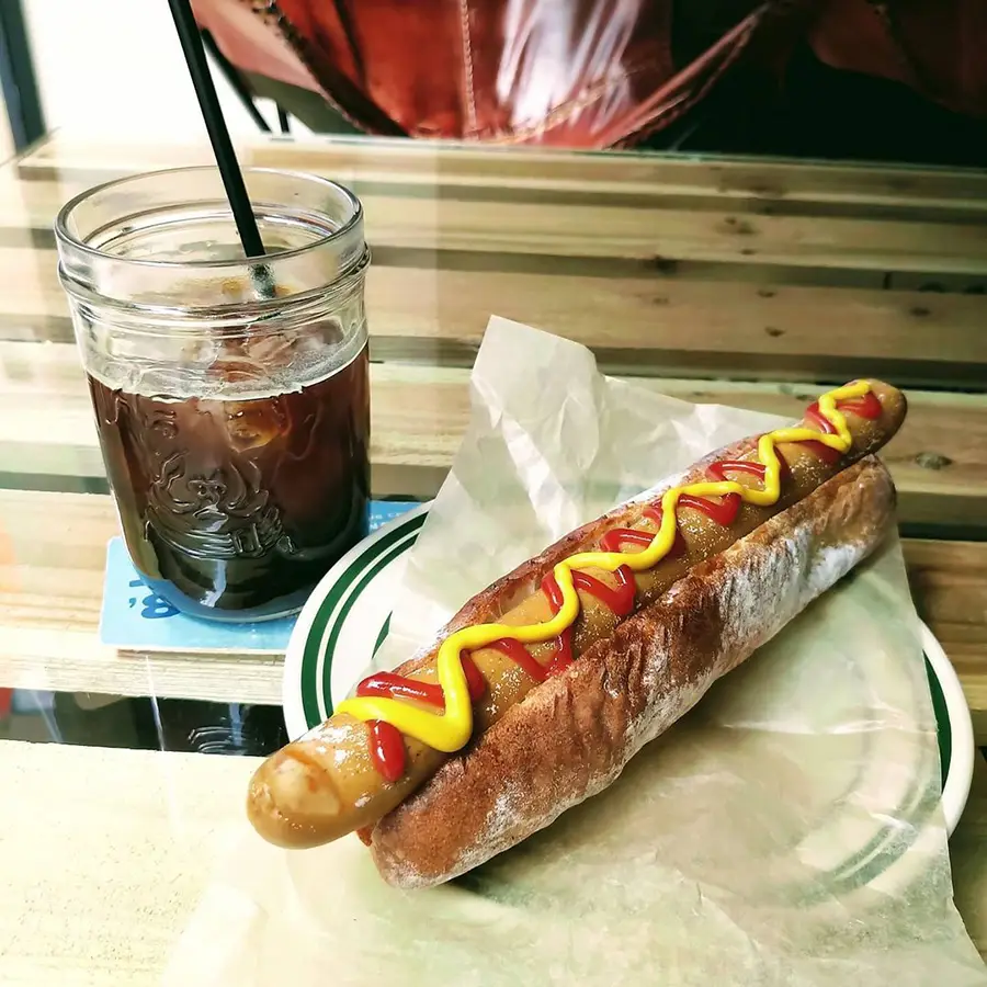 nitocoffeebeerのホットドッグとコーヒー