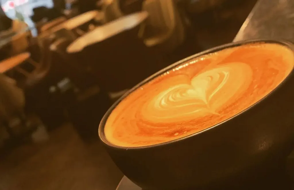 梅田の夜カフェのカフェラテ