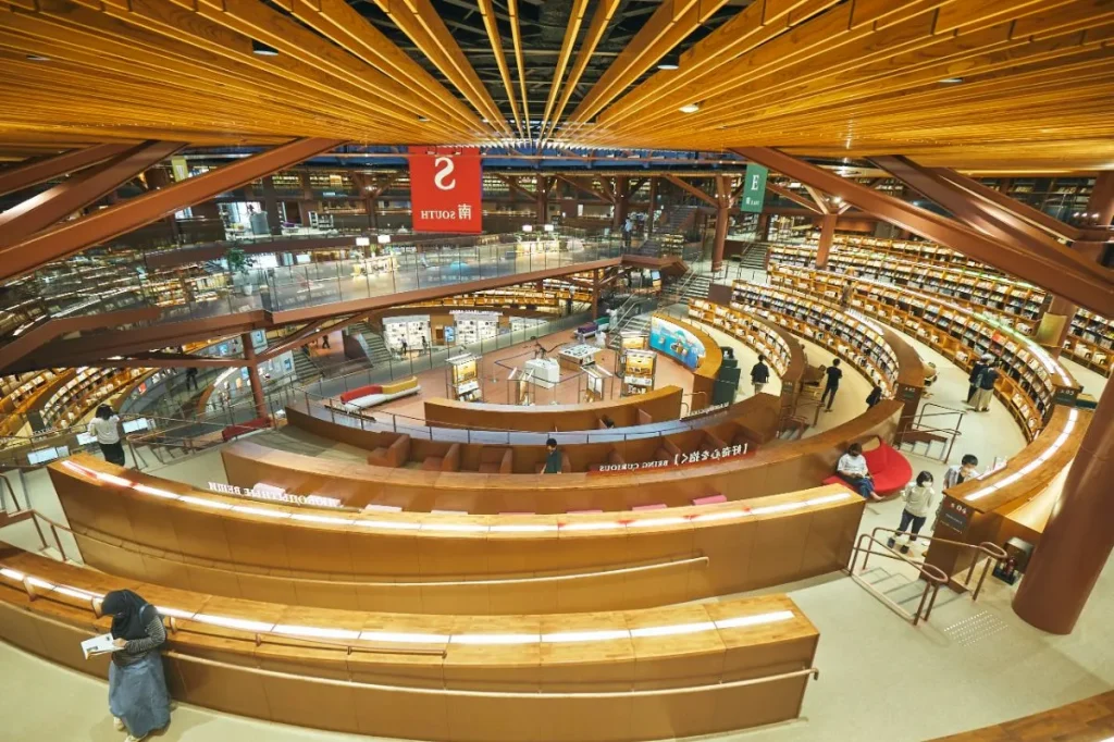 石川県立図書館の内観