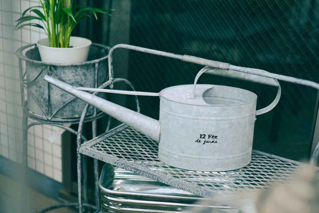 ラックに置かれたじょうろ