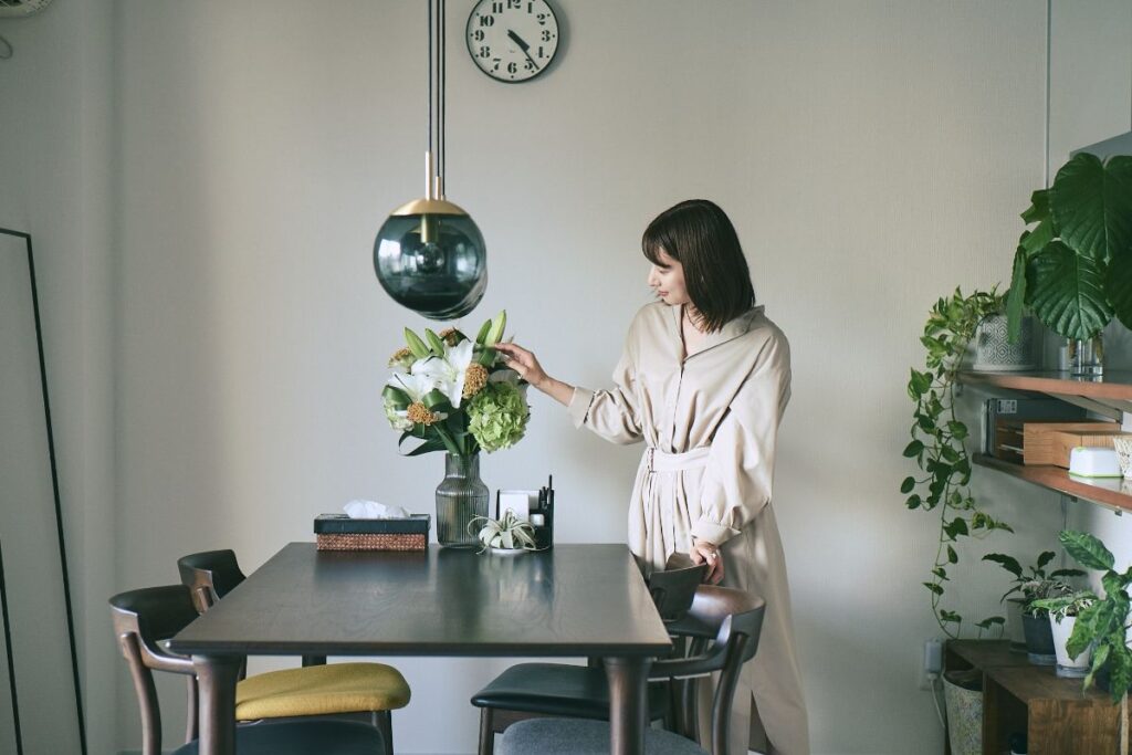 ユリの花束に手を添える女性
