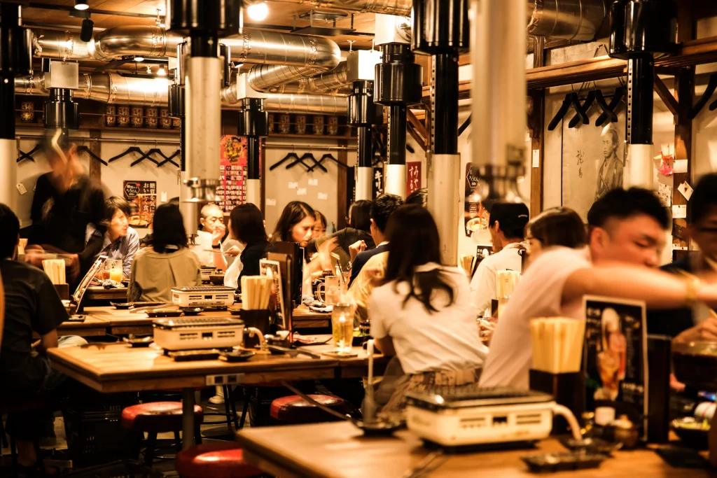 焼肉ホルモン龍の巣の活気あふれる店内