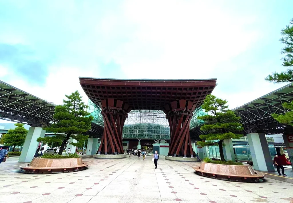 金沢駅前のモニュメント
