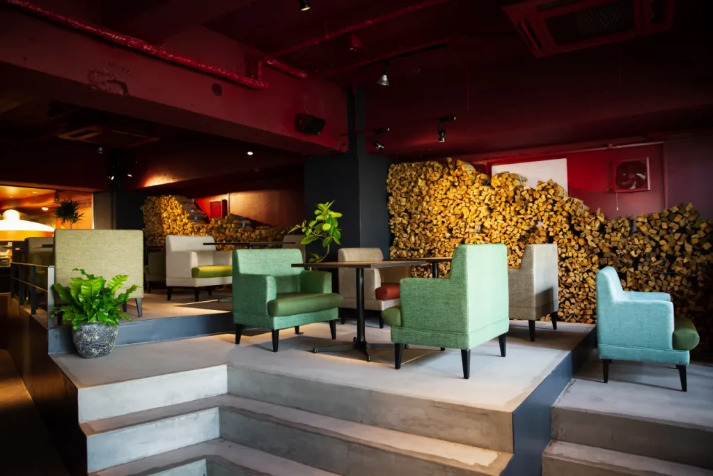 グリーンハウスヴァルト薪を積み上げたインテリア