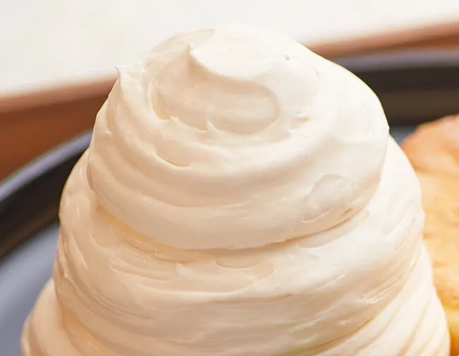 ミルクセーキを泡状に仕上げてパンケーキといただく