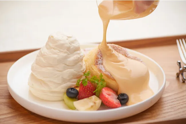 濃厚たまごパンケーキ×ふわふわ泡ミルクセーキが斬新！「たまご専門 本巣ヱ 苦楽園」が新しいパンケーキを提供開始