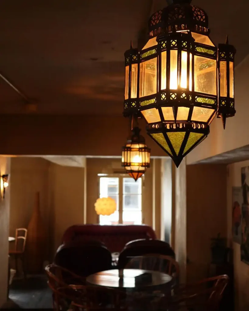 カフェマムーニアのレトロな店内