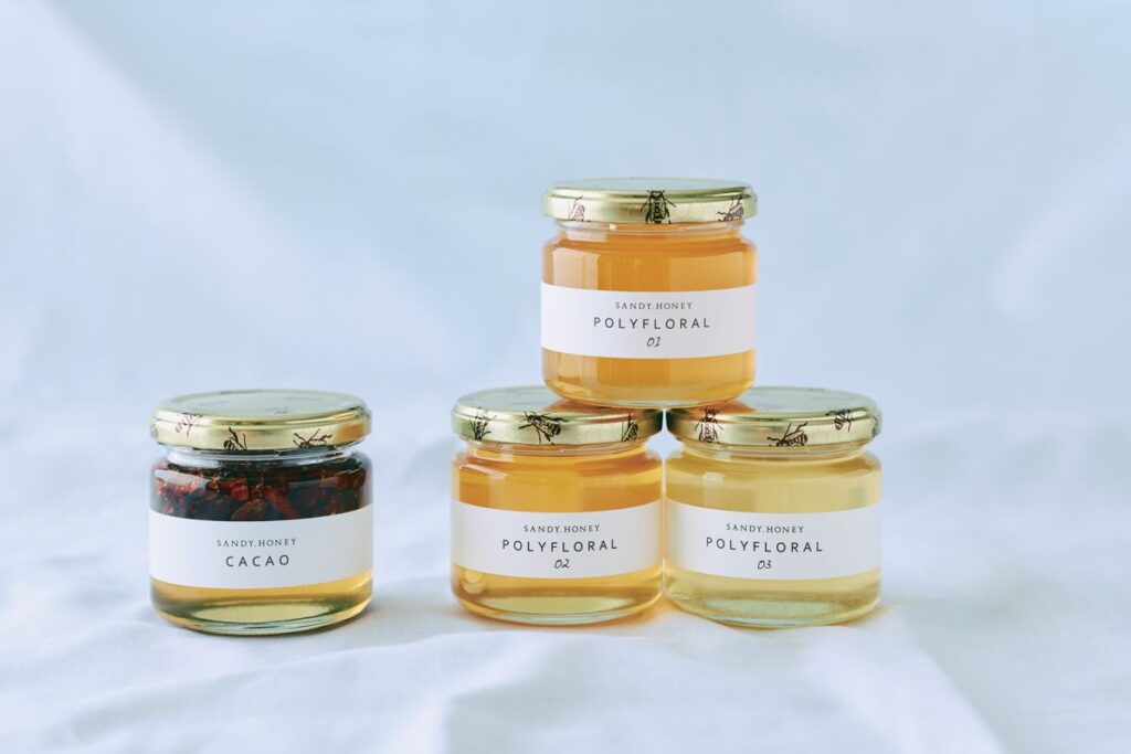 4つのハチミツの瓶