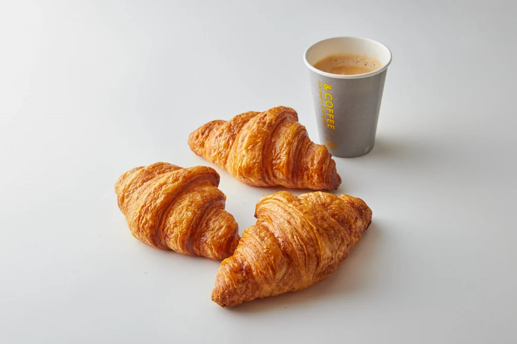 メゾンカイザーのクロワッサンとコーヒー