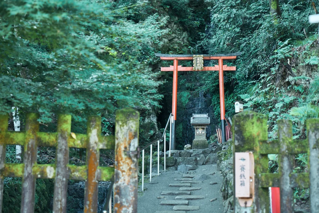 霊亀の滝。境内に滝が流れているとは驚きだ